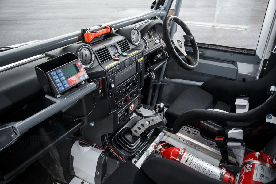 Интерьер Bowler Defender Challenge Car 2014 года  (фото 12 из 36)